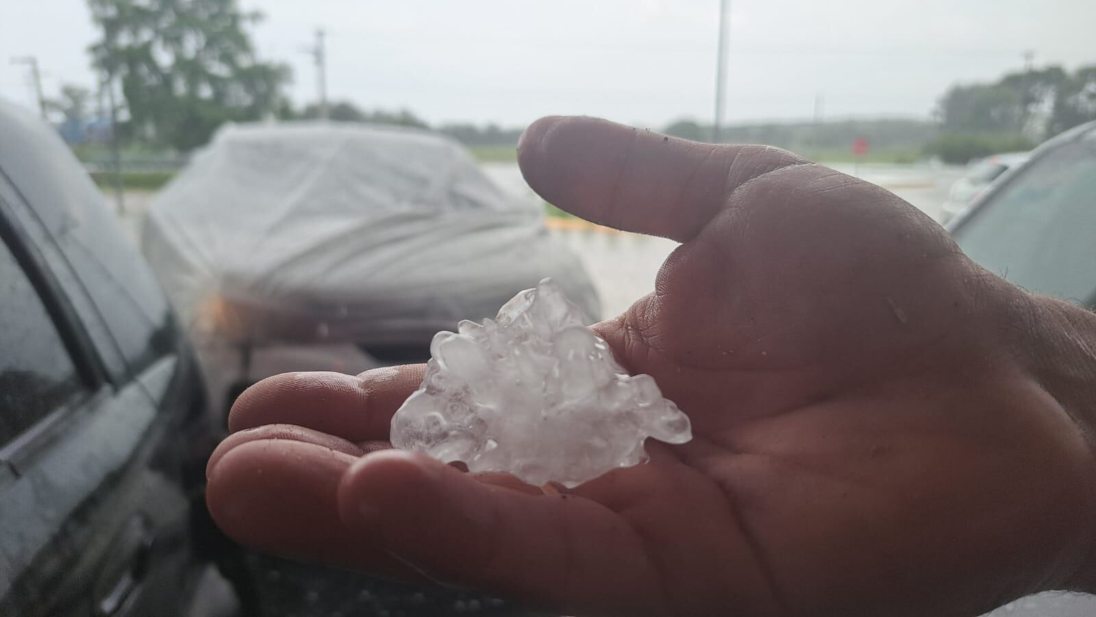 Caída de granizo en Mendiolaza. (José Hernández / La Voz)