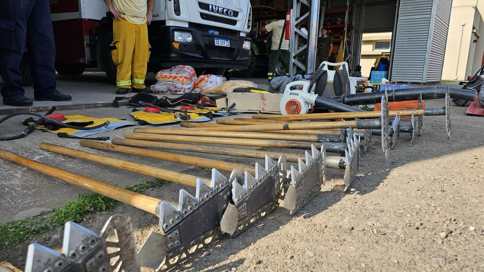 El personal especializado parte con equipamiento propio para asistir a las demás fuerzas vivas.