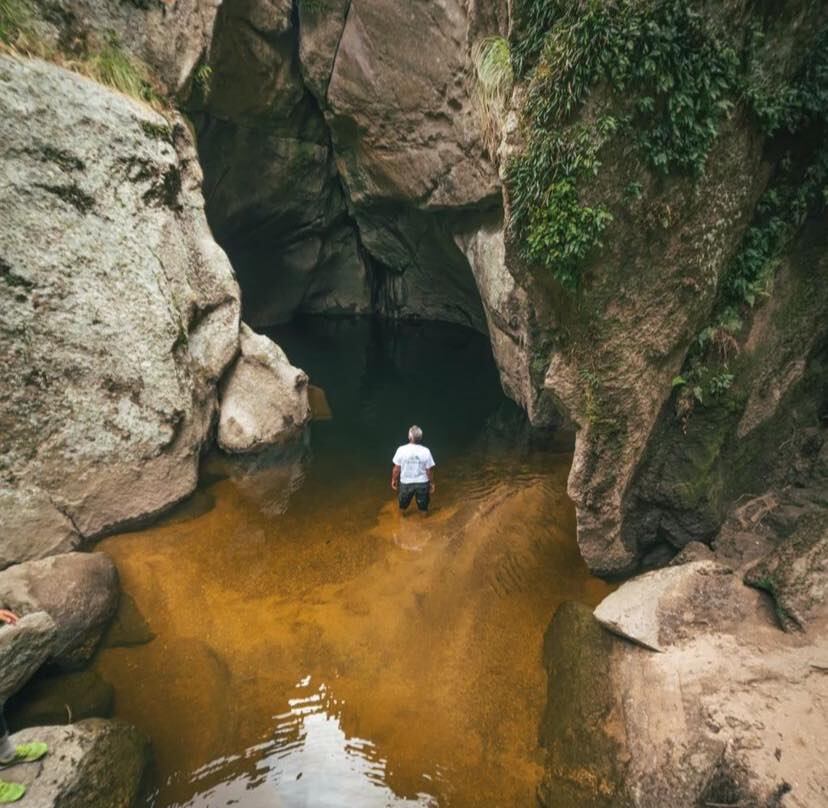 Se trata de una bóveda de piedras erosionadas que recubren un río de aguas cristalinas.