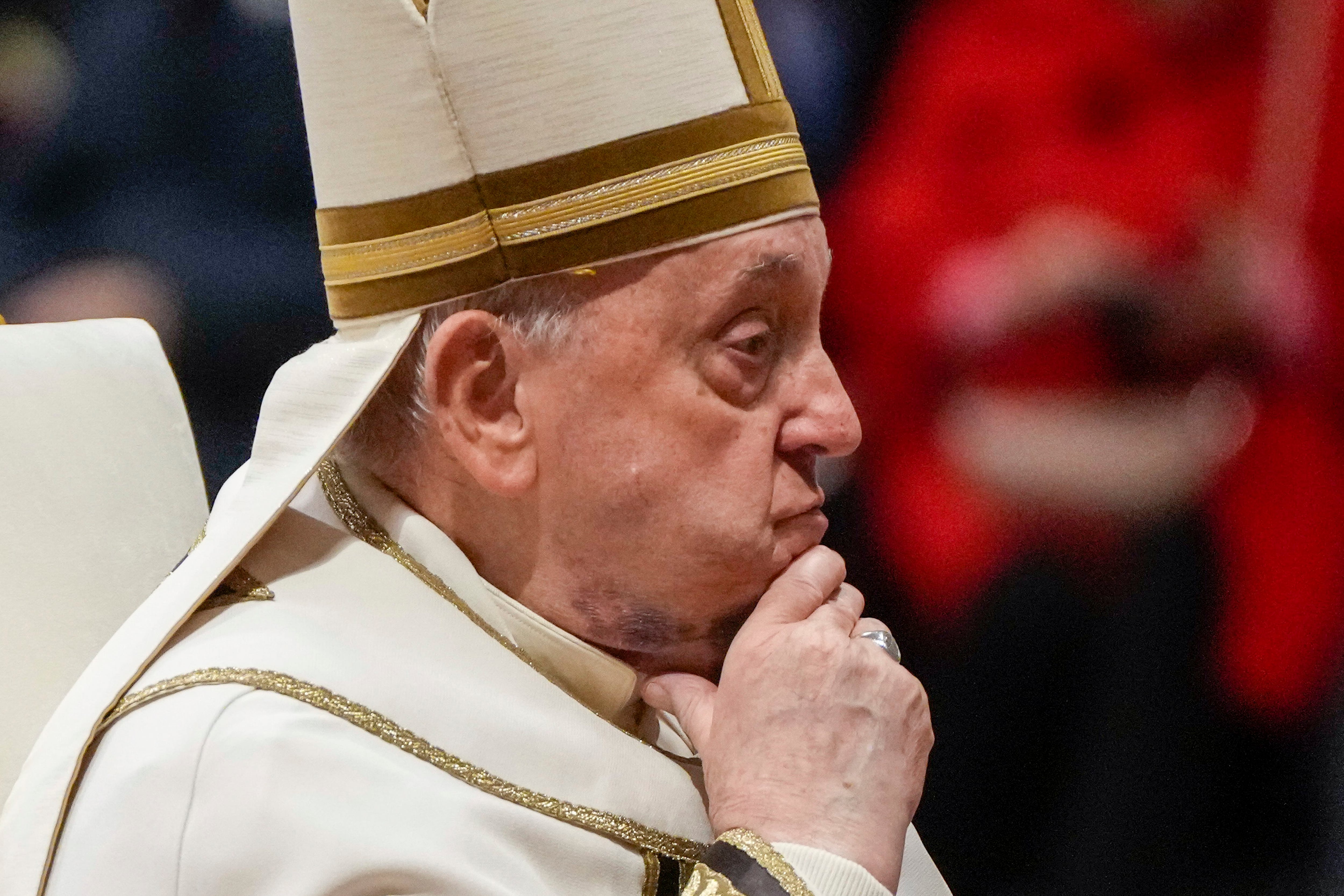 El papa Francisco durante una misa en la que nombró a 21 nuevos cardenales en la Basílica de San Pedro del Vaticano, el sábado 7 de diciembre de 2024. (Foto AP/Gregorio Borgia)