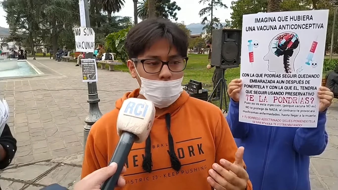 El periodista Sebastián Abraham, de la Red de Cables del Interior, entrevistó a algunos de los manifestantes que sostenían diferentes argumentos para oponerse a la vacunación en Jujuy.