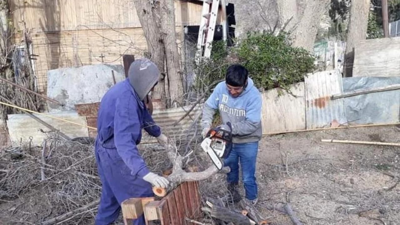 El hombre reparte leña para los vecinos de Comodoro Rivadavia por los fuertes climas.