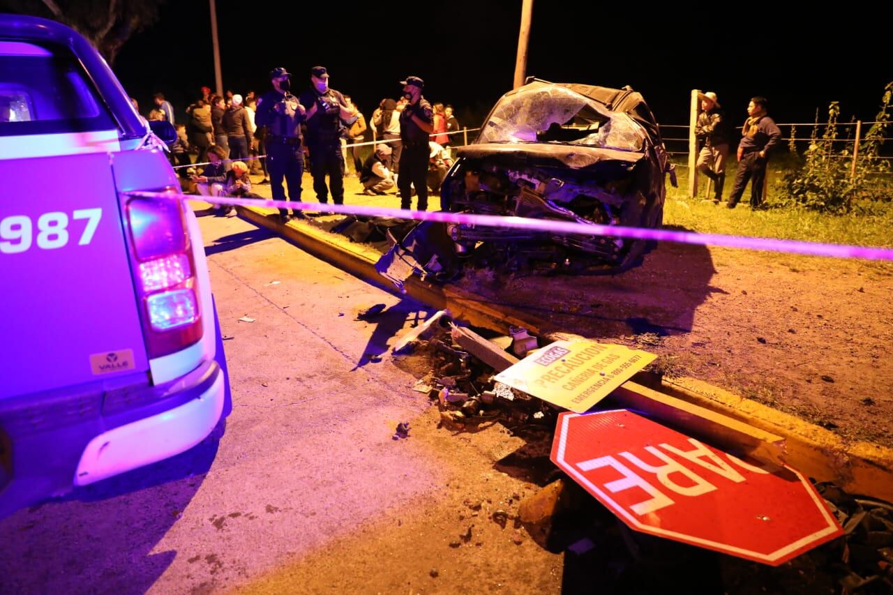 El conductor perdió el control de su camioneta en la entrada de El Pueblito. (Gentileza Paul Amiune)