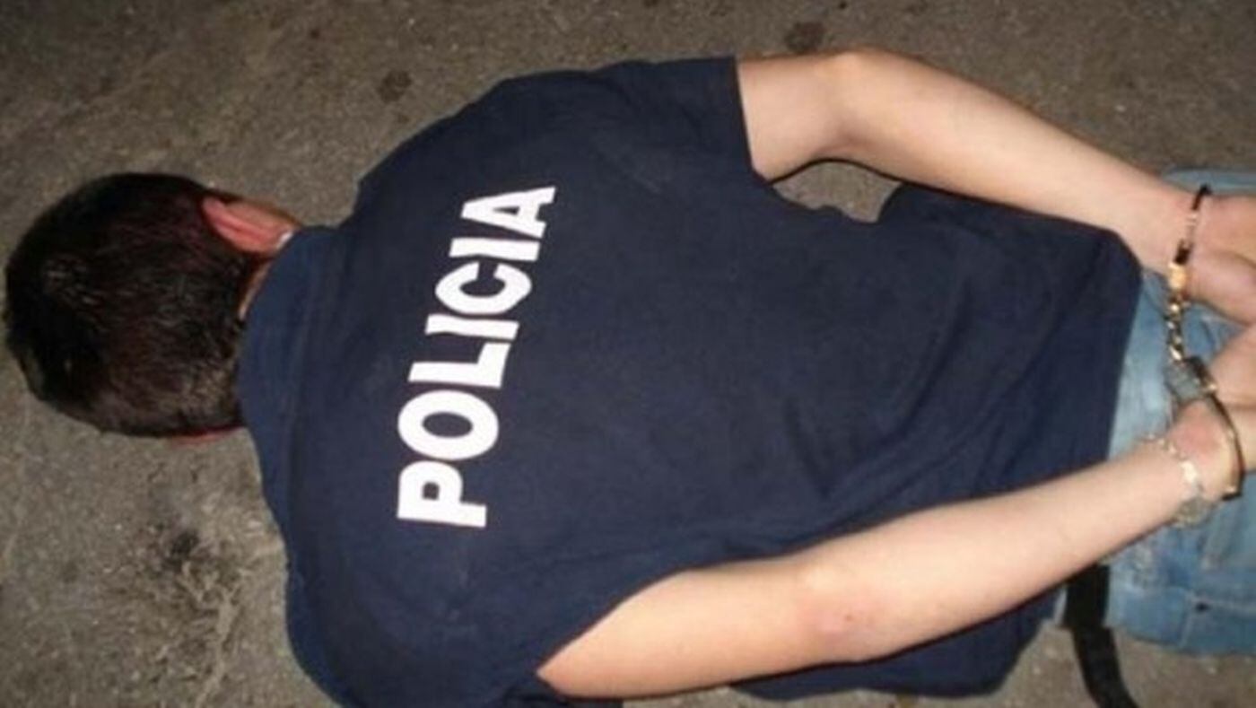 Policía detenido - imagen ilustrativa.