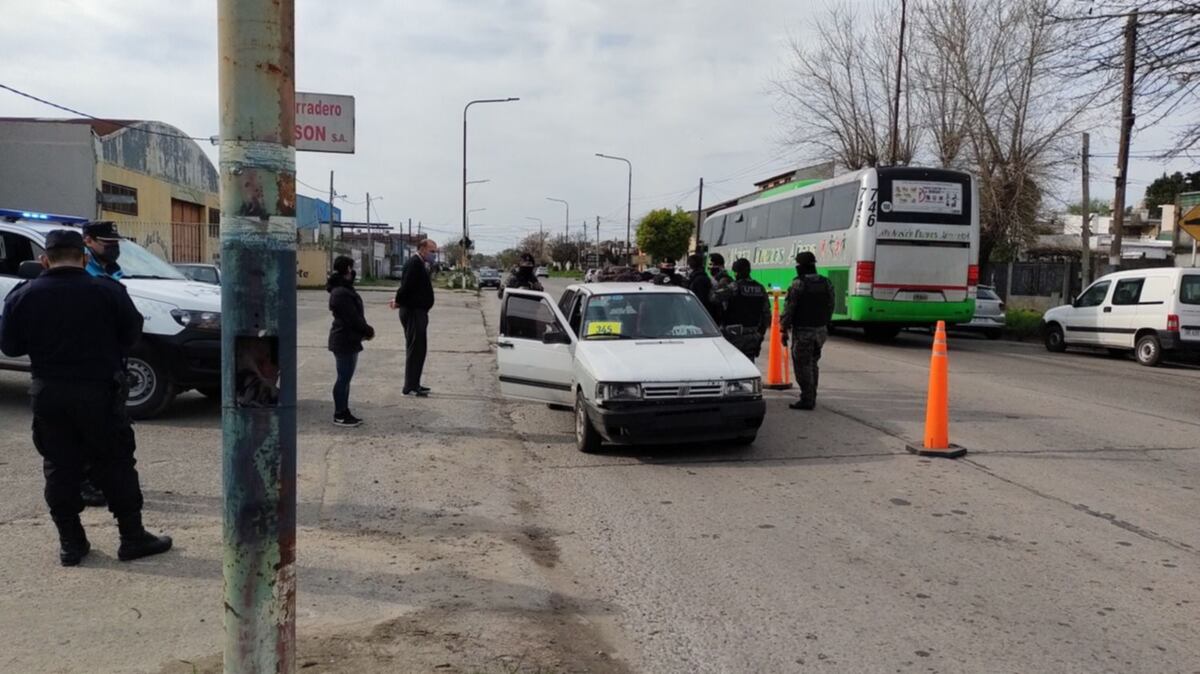 PASO 2021: detuvieron a un hombre que estaba prófugo por homicidio cuando fue a dejar boletas a un colegio de La Plata