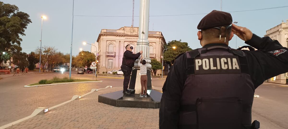 Un niño arrió la bandera junto a la Policía