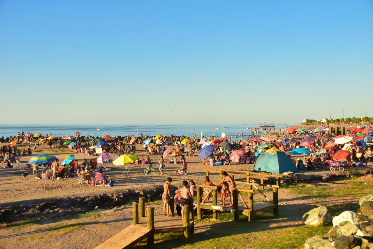 Costa. Miramar de Ansenuza ofrece playa, mar y unos atardeceres sobre el agua que son únicos en Argentina. (La Voz)