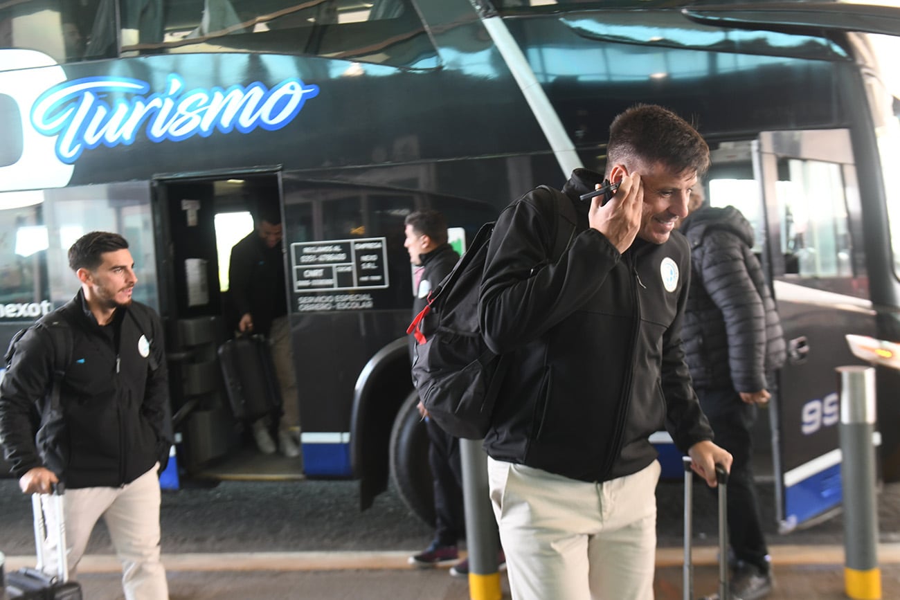 El Plantel de Belgrano parte desde el aeropuerto Córdoba hacia  Brasil para jugar con el internacional de Porto Alegre ( Ramiro Pereyra /La Voz)