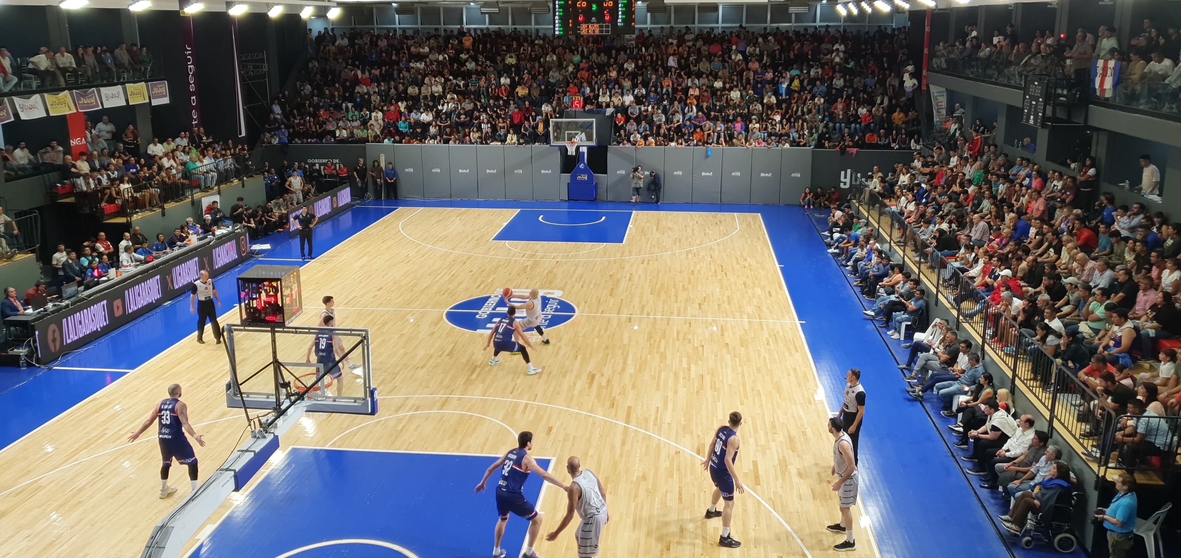 El público local y grupos de aficionados santiagueños colmaron la capacidad del moderno estadio de la Federación Jujeña de Básquetbol, situado en el parque San Martín.