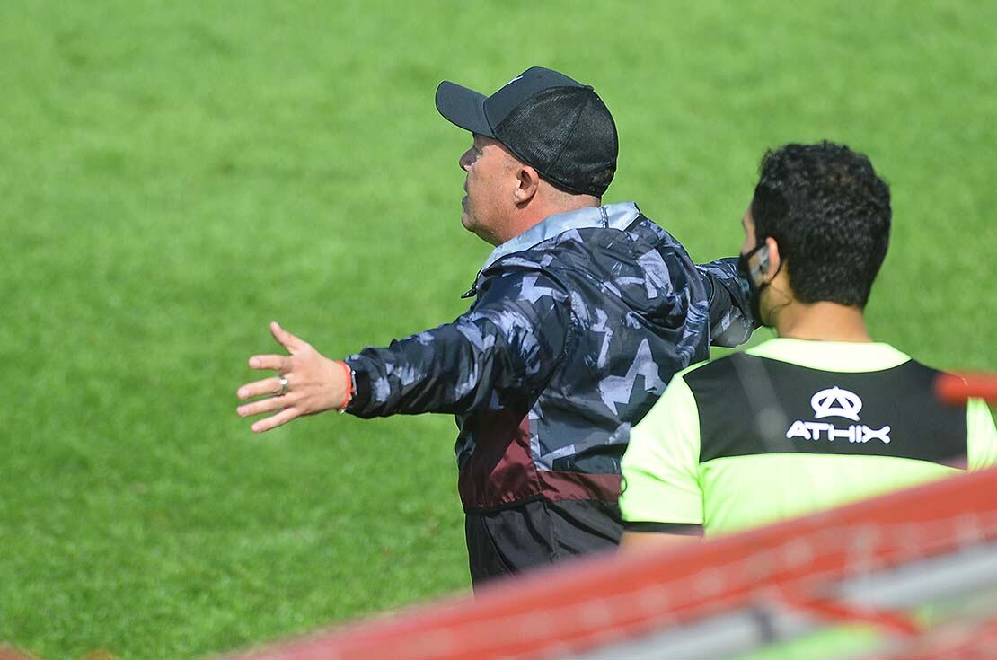 Marcelo Vázquez dt director técnico entrenador de Instituto vs Tristan Suarez
Fotografia José gabriel Hernández