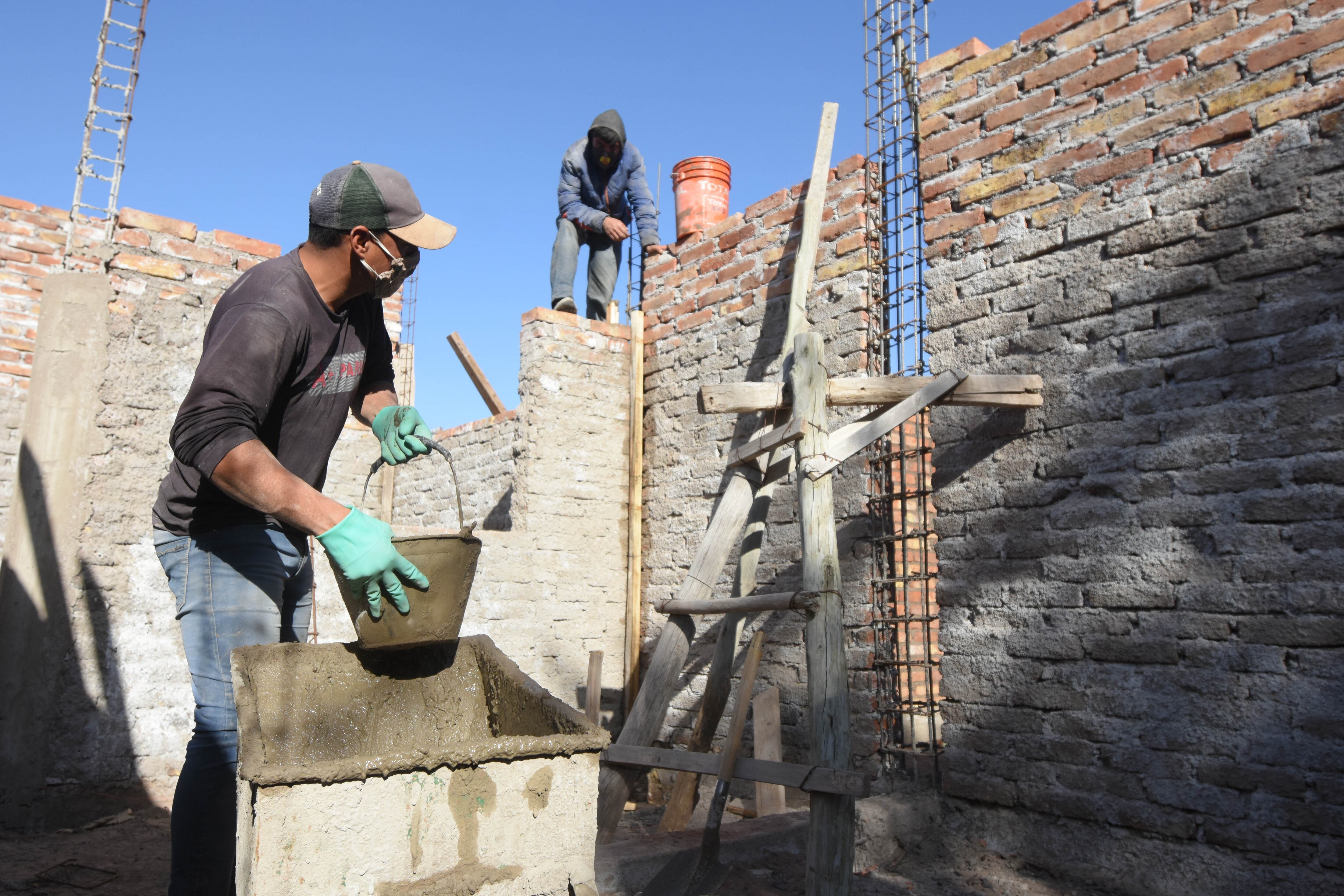 Mendoza 01 setiembre de 2020       Sociedad 
Construccion, obras
Obreros trabajan en la construcción de una vivienda, en el departamento de Junín
 Foto José Gutierrez / Los Andes
Trabajos, construcciones, albañil 

