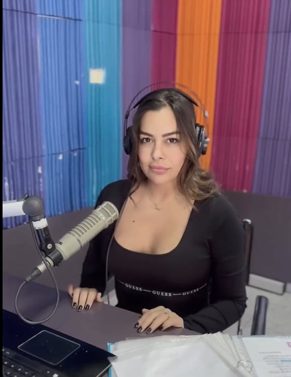 Larissa Riquelme apostó por un outfit total black ultra escotado y encendió Instagram