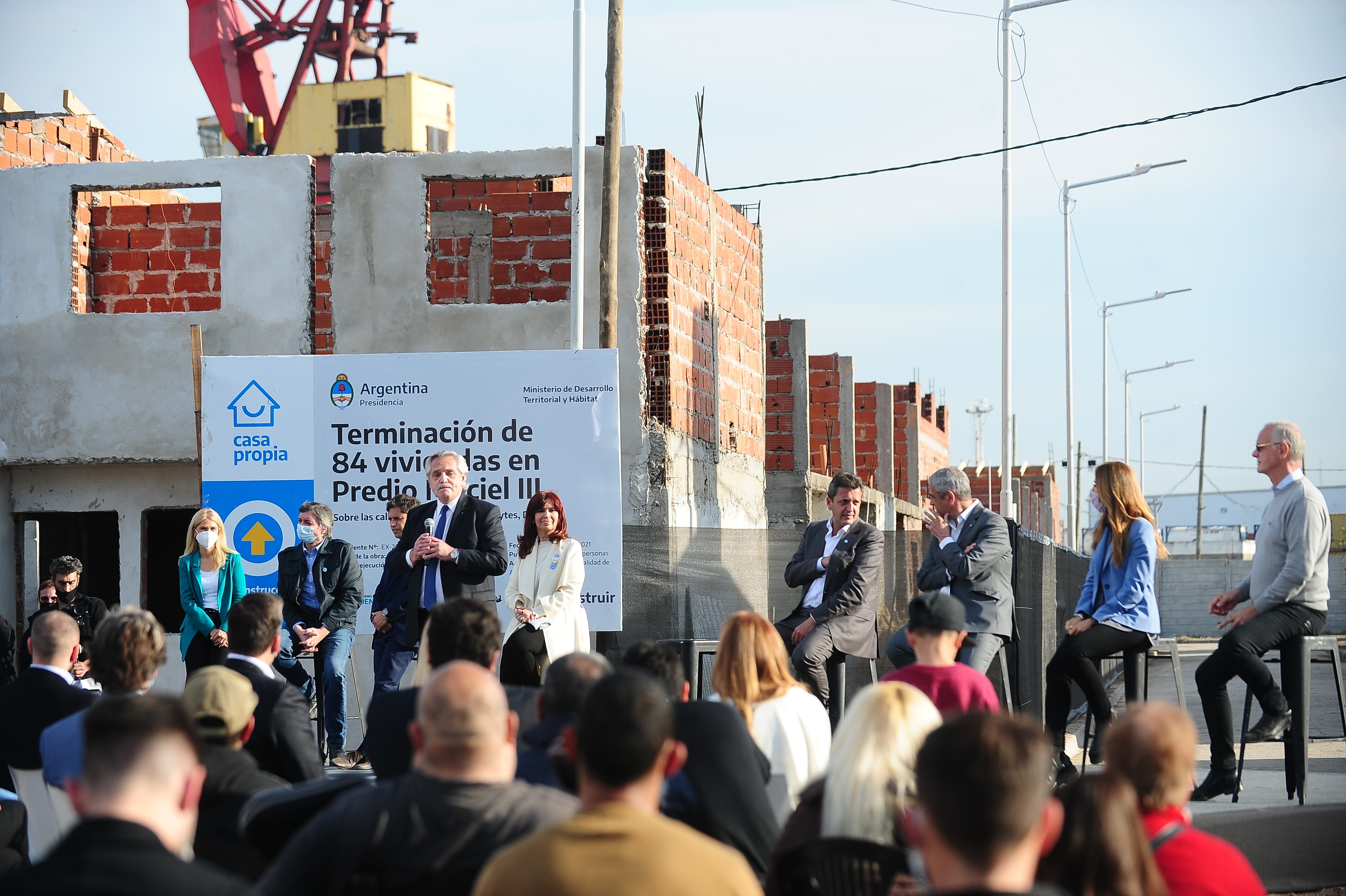 Acto de entrega de viviendas en la Isla Maciel. (Foto: Clarín)