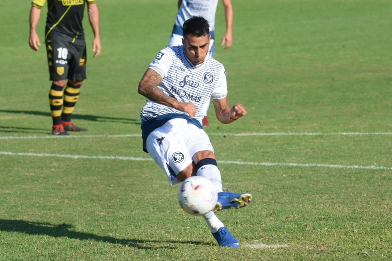 Independiente le gana a Santamarina, que sufrió la expulsión de su arquero.