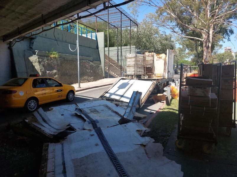 Un camión chocó contra el puente Sarmiento.