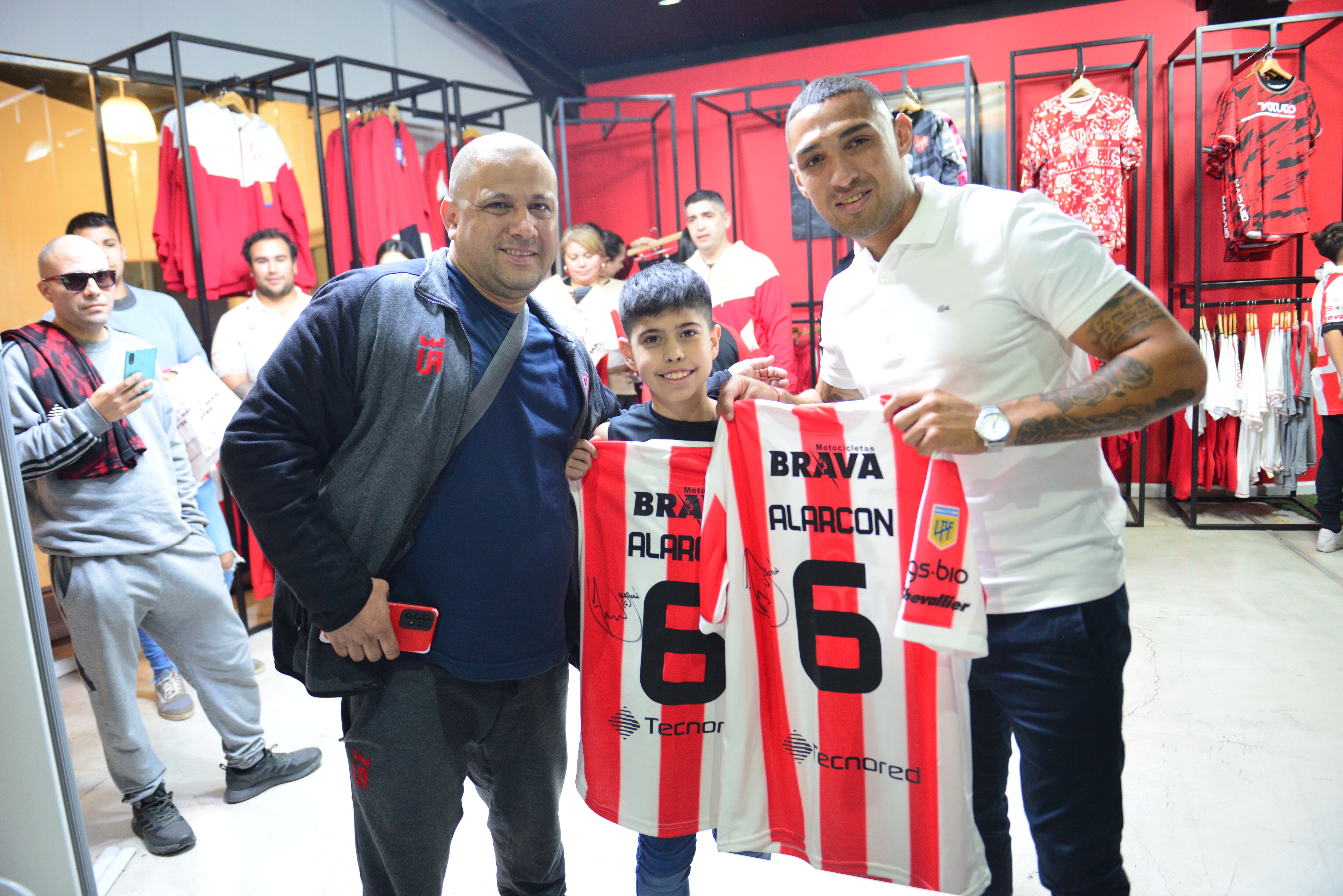 Fernando Alarcón jugador de Instituto en la sede del club firmando remeras