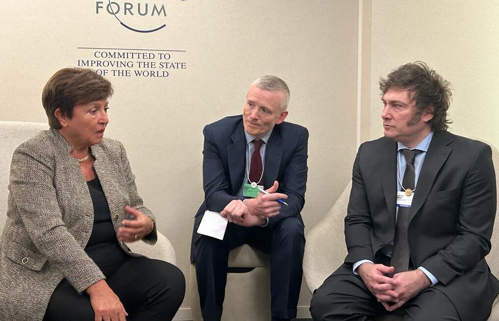 El presidente Javier Milei junto a la titular del FMI, Kristalina Georgieva en Davos (imagen de archivo).