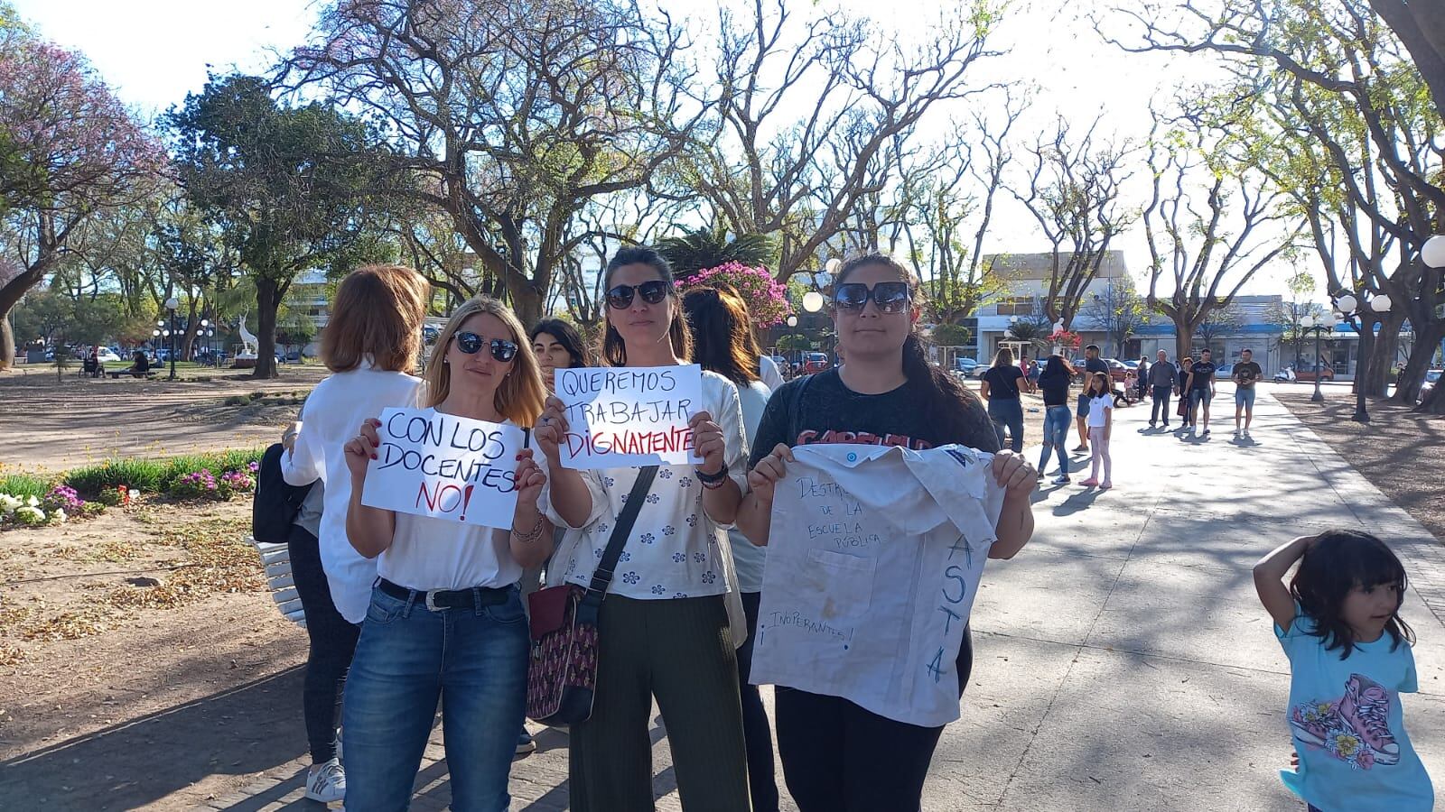 Docentes se quejaron en la Plaza 25 de Mayo, tras los descuentos sufridos.