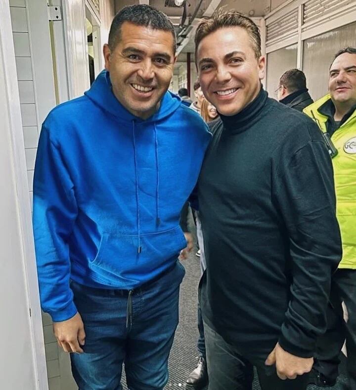 Cristian Castro posando junto a Juan Román Riquelme.