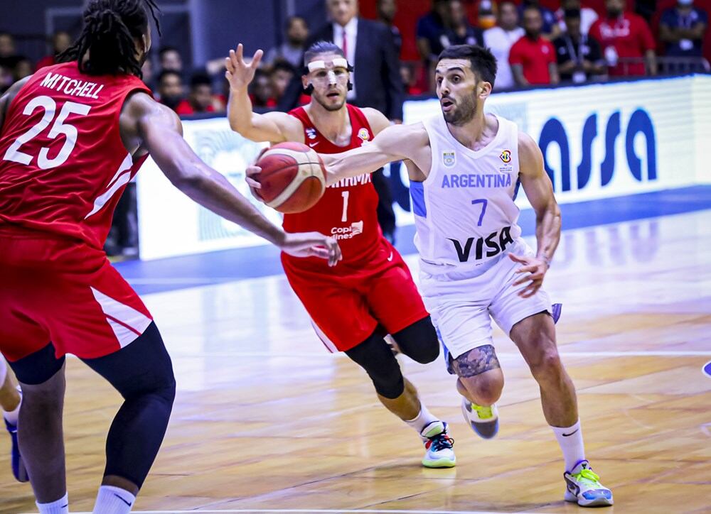 Facundo Campazzo jugó sus primeros dos partidos como capitán y fue la figura de la selección en las dos victorias por eliminatorias. (Fiba)