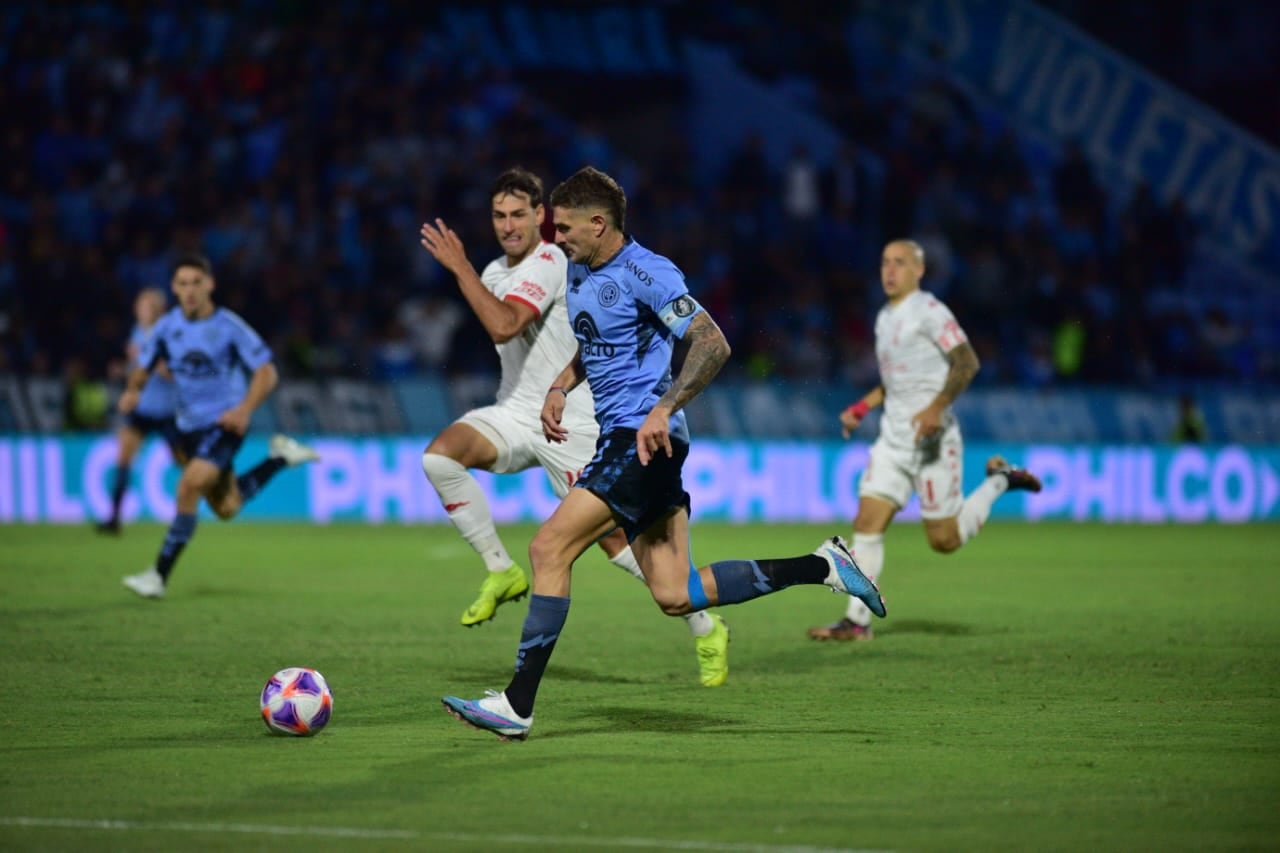 Pablo Vegetti en acción, en el duelo entre Belgrano y Huracán, en el regreso del Pirata al Gigante de Alberdi. (José Gabriel Hernández / La Voz)