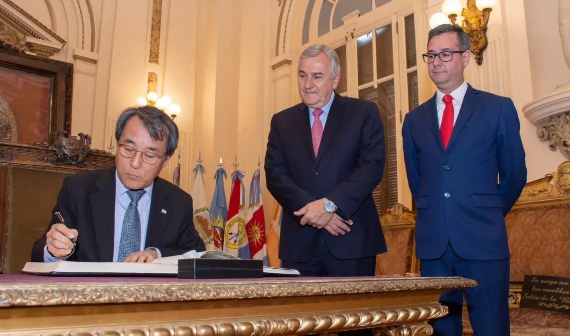 El embajador Myung-soo Jang firmó el libro de visitas en la Casa de Gobierno de Jujuy, dejando un cálido mensaje de gratitud y expresiones de anhelos por una más profunda relación de cooperación entre su país y esta provincia.