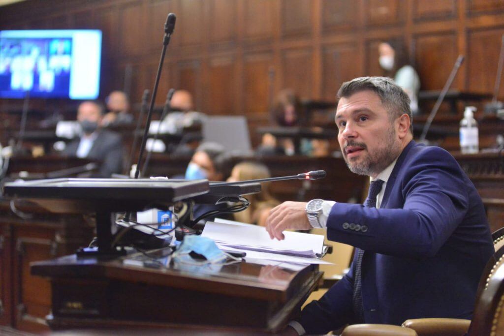 El senador Costarelli actuó como miembro informante de la iniciativa del ejecutivo para modificar la ley 1003.