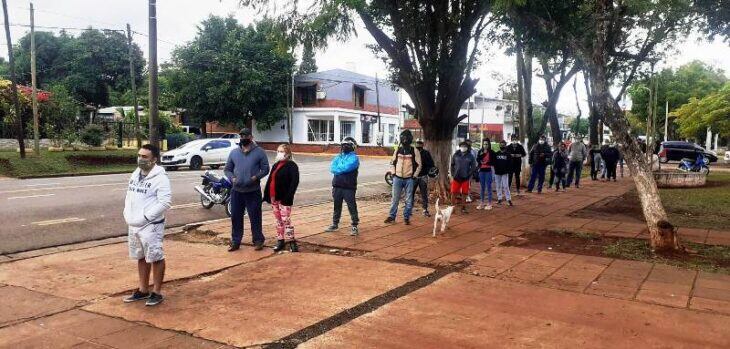 Cola del cajero para cobrar el aguinaldo