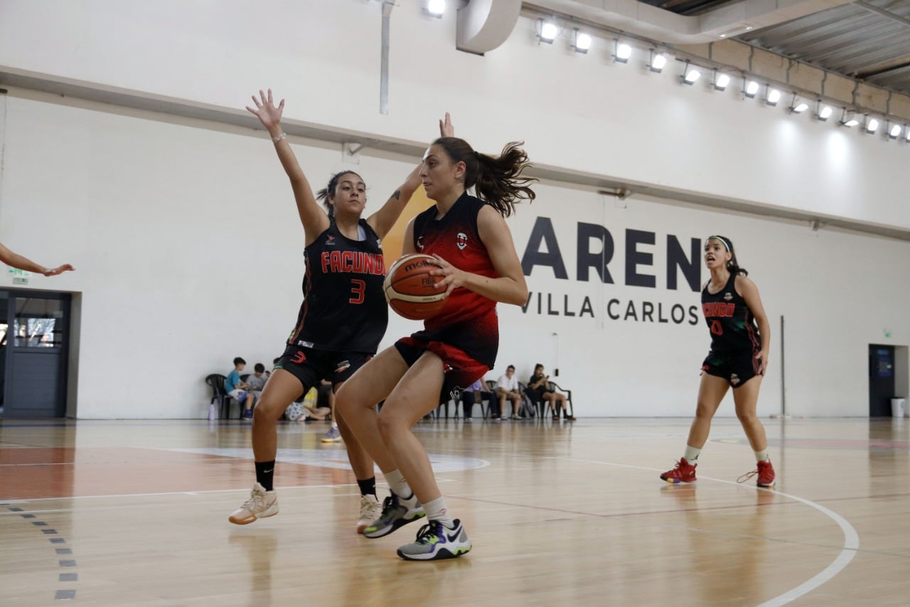 Basquet femenino en el Estadio Arena