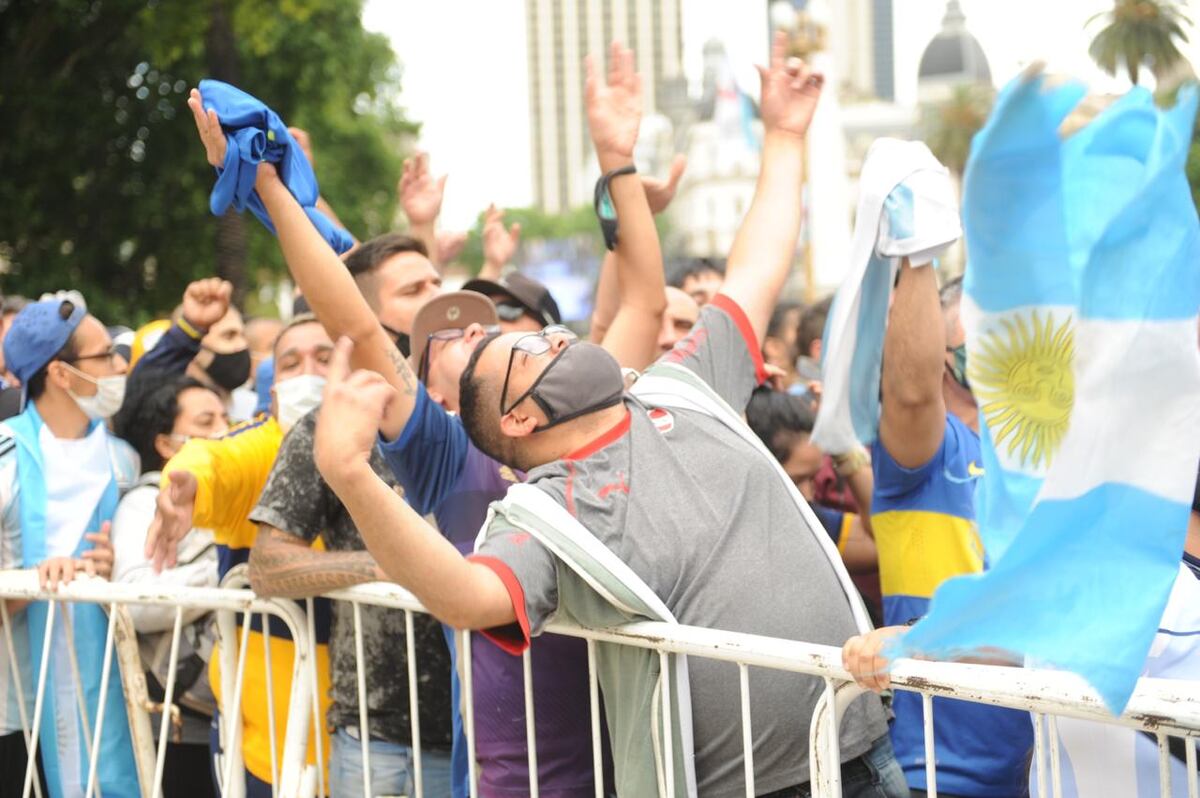 En fotos: llantos desconsolados y gritos al cielo para despedir a Diego Maradona en Casa Rosada