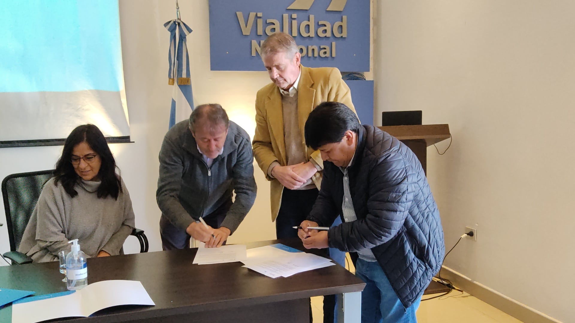 El intendente Machaca, al momento de firmar el convenio con la Dirección Nacional de Vialidad.