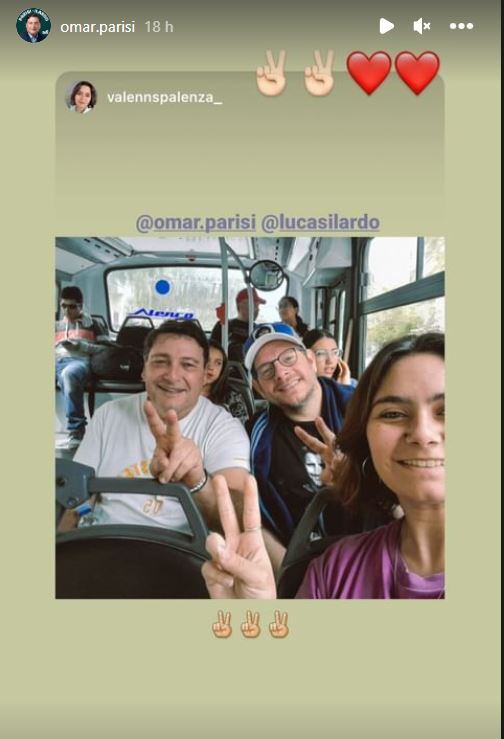 Parisi en transporte público luego de la caminata al Challao.