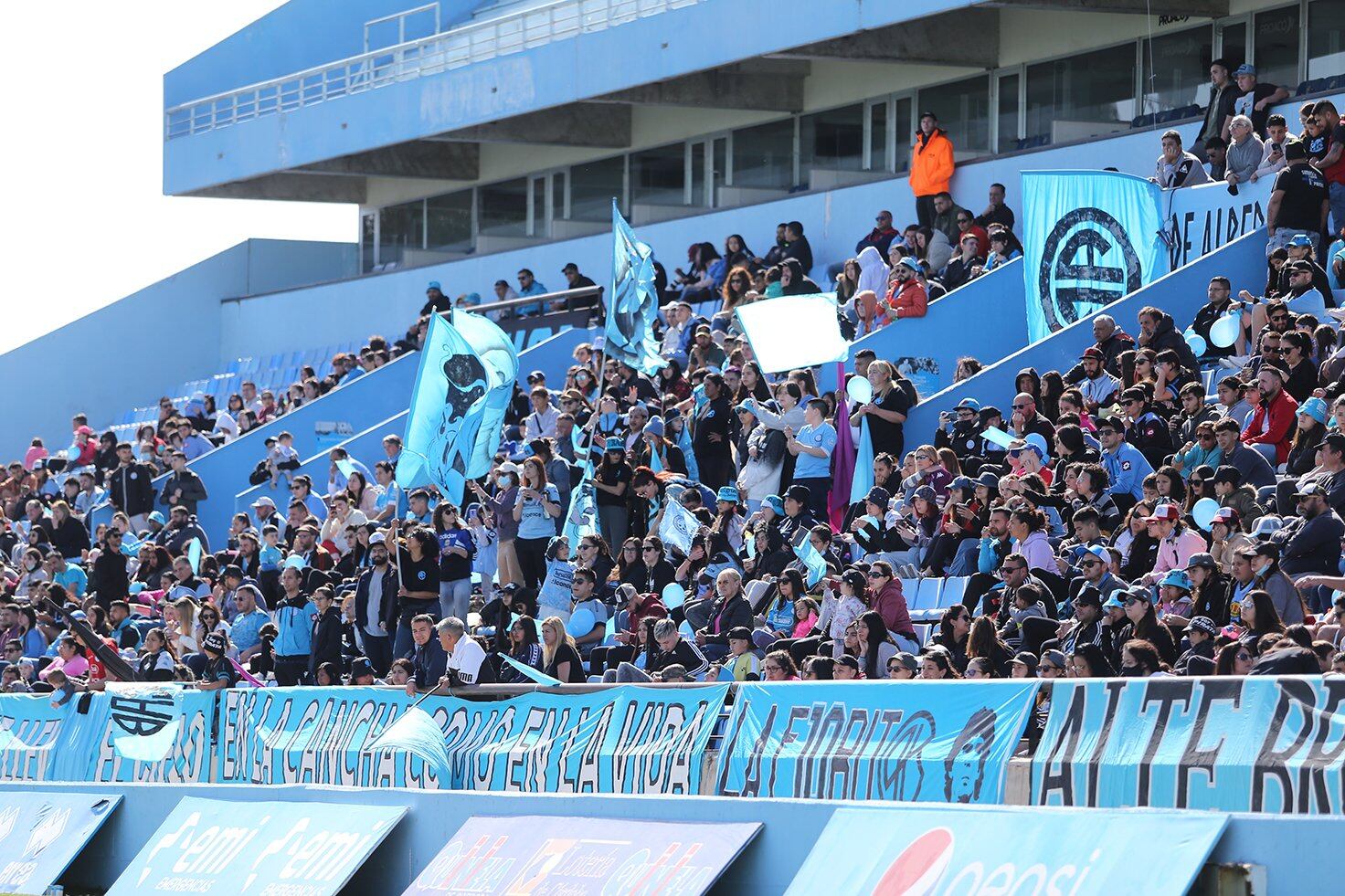 Partido tras partido, se suman más hinchas que hacen el aguante al femenino.