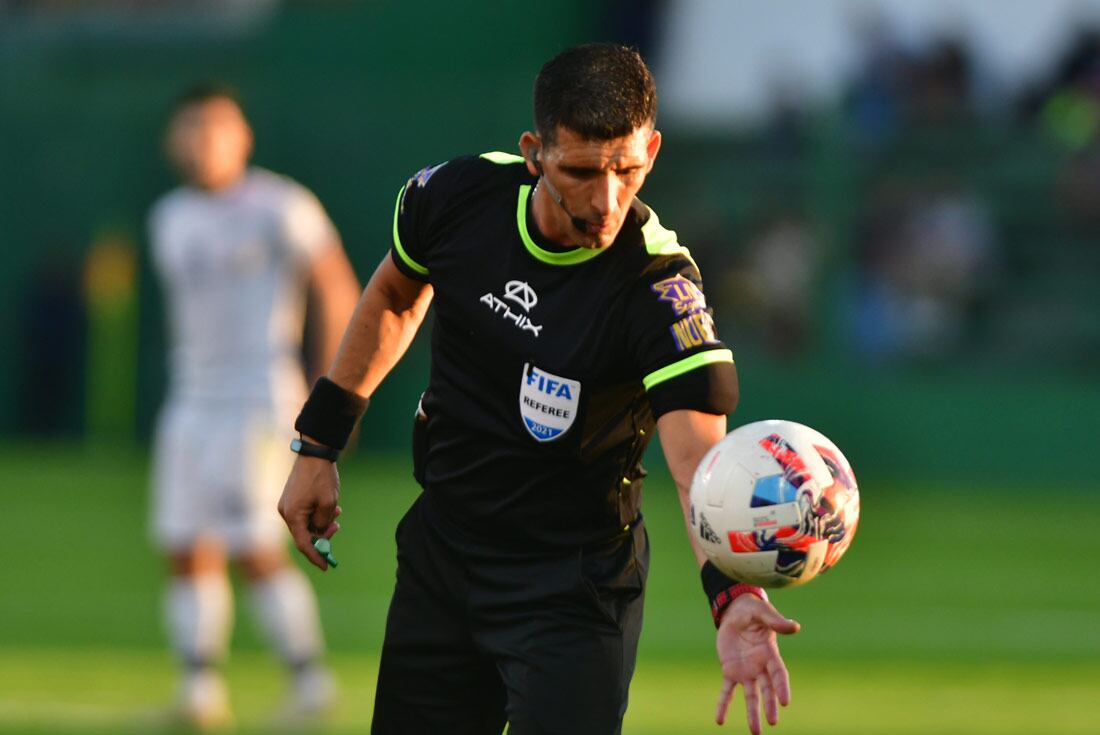 Andrés Merlos, el árbitro elegido para el Instituto-Sarmiento por la Liga Profesional. (Federico López Claro)