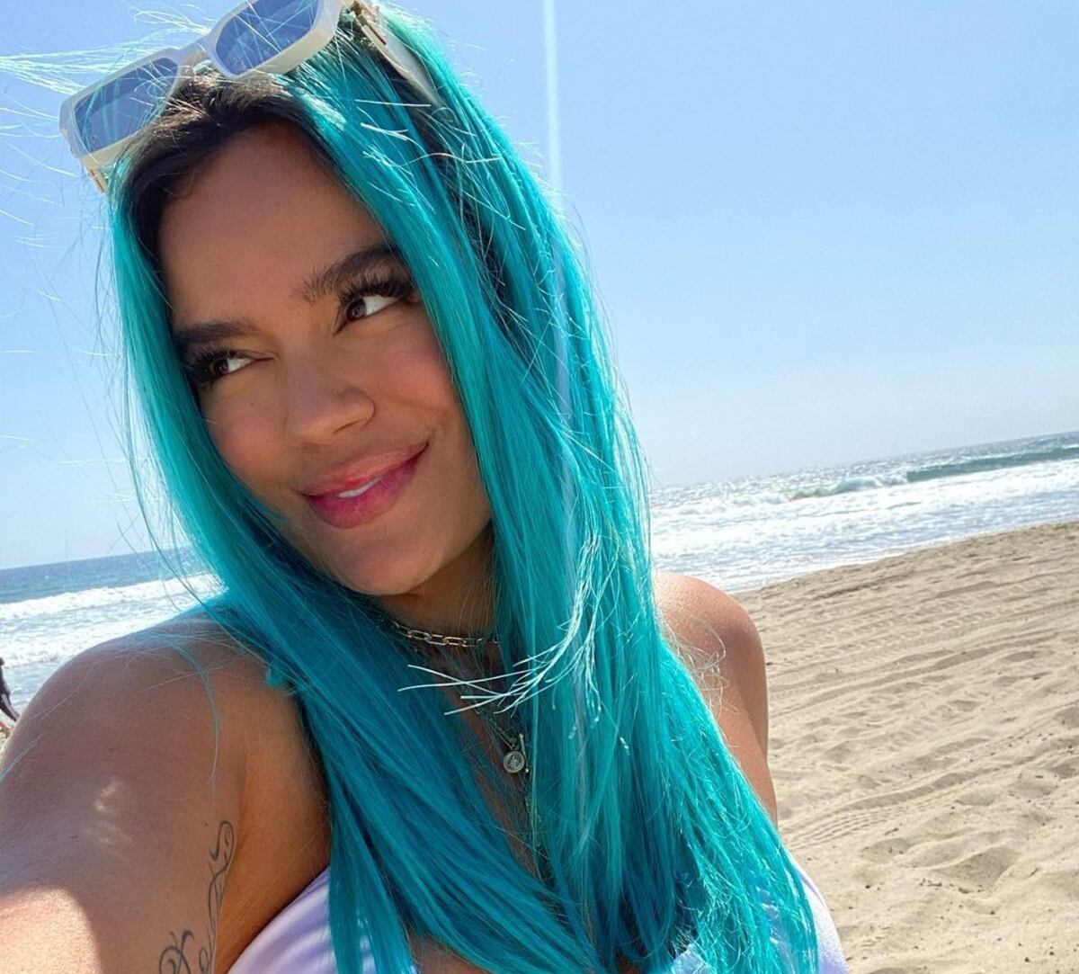 Karol G posó con bikini animal print y en un yate