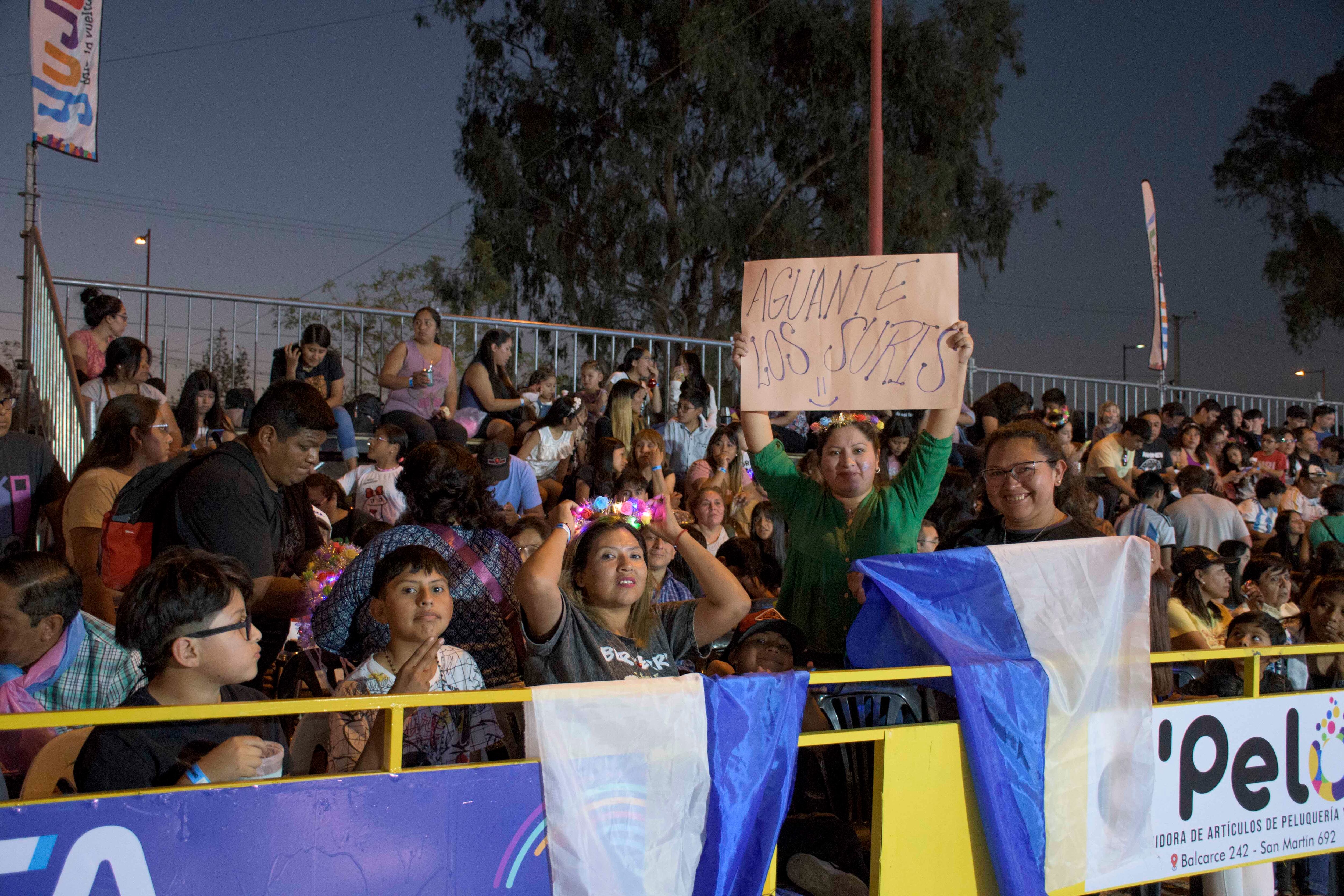 El público ocupa las tribunas de la Ciudad Cultural cada noche de los desfiles de carrozas, para aplaudir el paso de los estudiantes y sus obras.