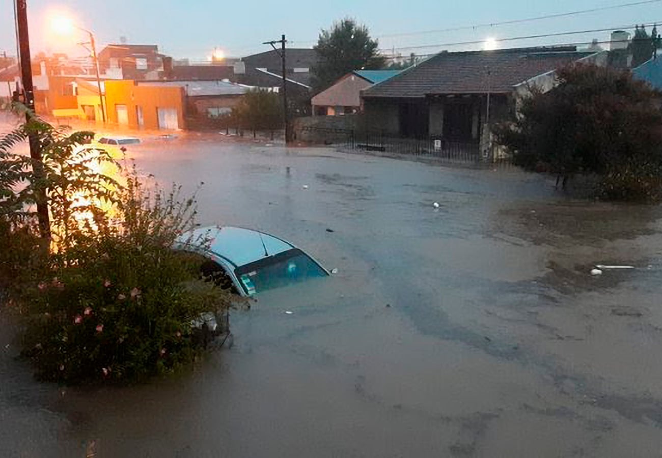 Temporal en Bahía Blanca: buscan intensamente a dos hermanas de 1 y 5 años