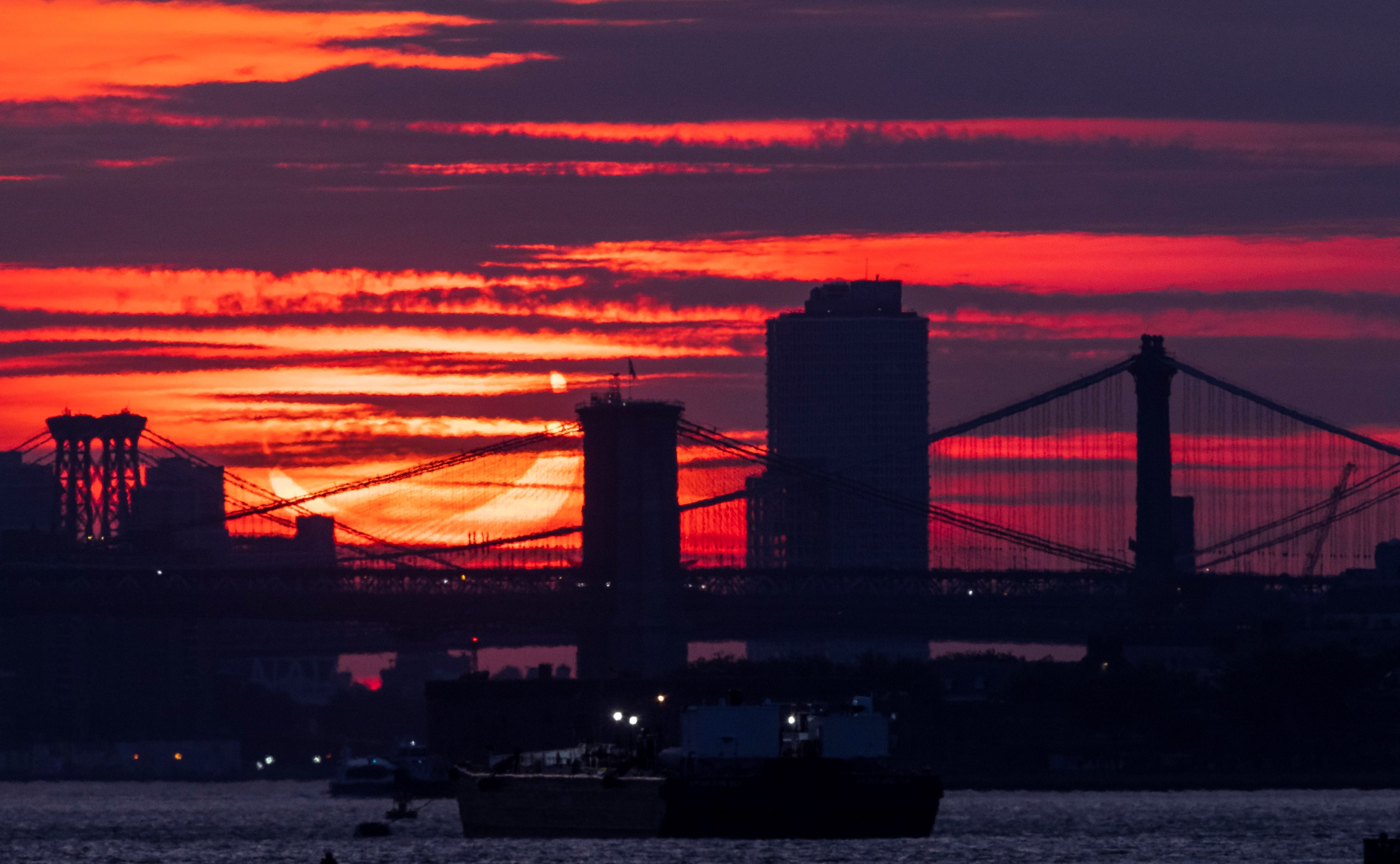 Nueva York, Estados Unidos, 10 de junio de 2021. Un eclipse solar parcial ocurre cuando una porción de la Tierra está envuelto por la sombra proyectada por la Luna cuando pasa entre nuestro planeta y el Sol en una alineación imperfecta.