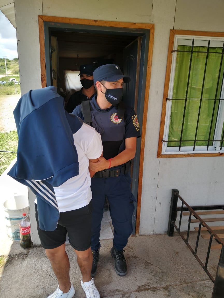 El momento en que Saillen es capturado y trasladado por efectivos policiales en una vivienda ubicada en Villa Santa Cruz del Lago.