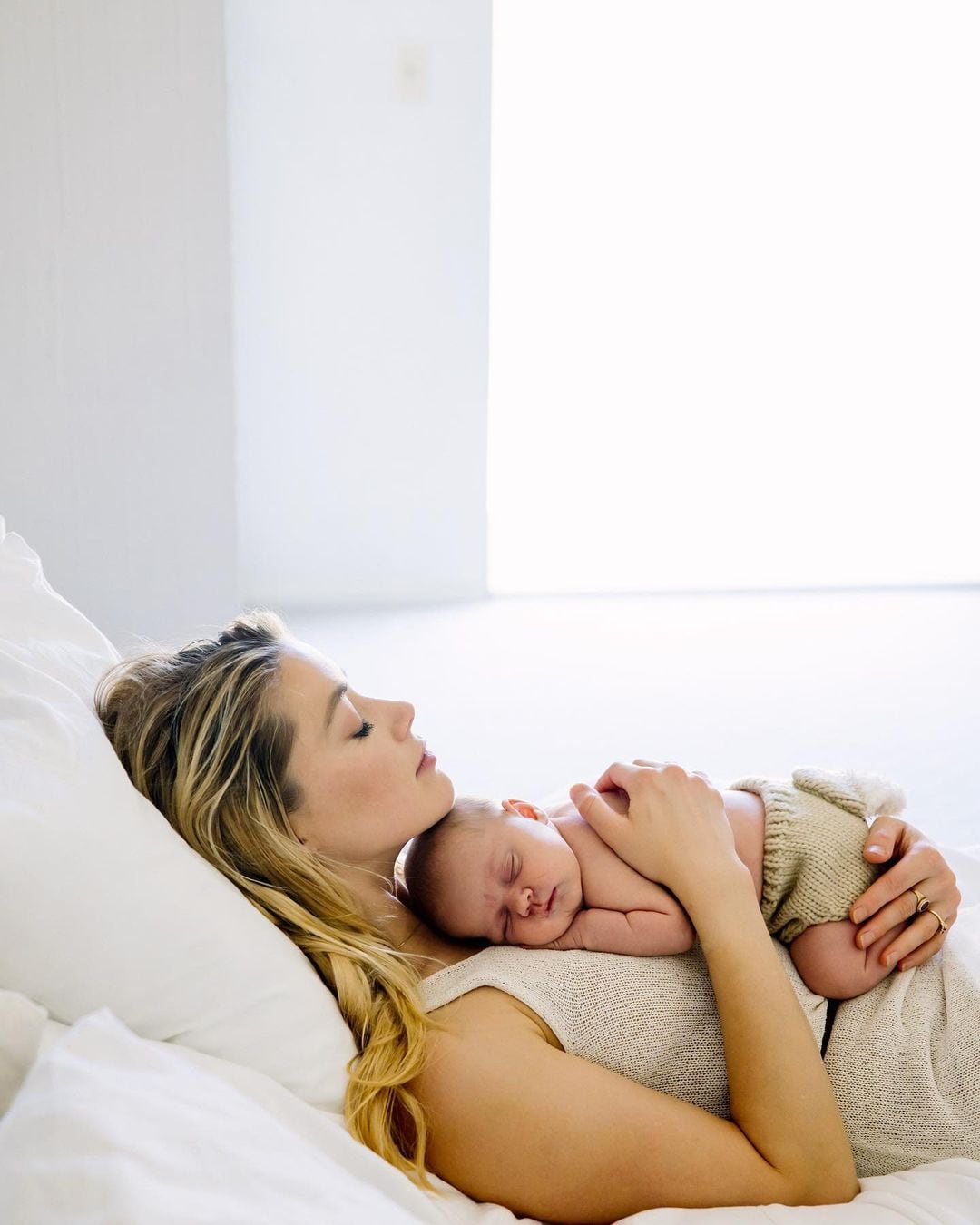 La foto que compartió Amber para dar a conocer que era madre de una niña.