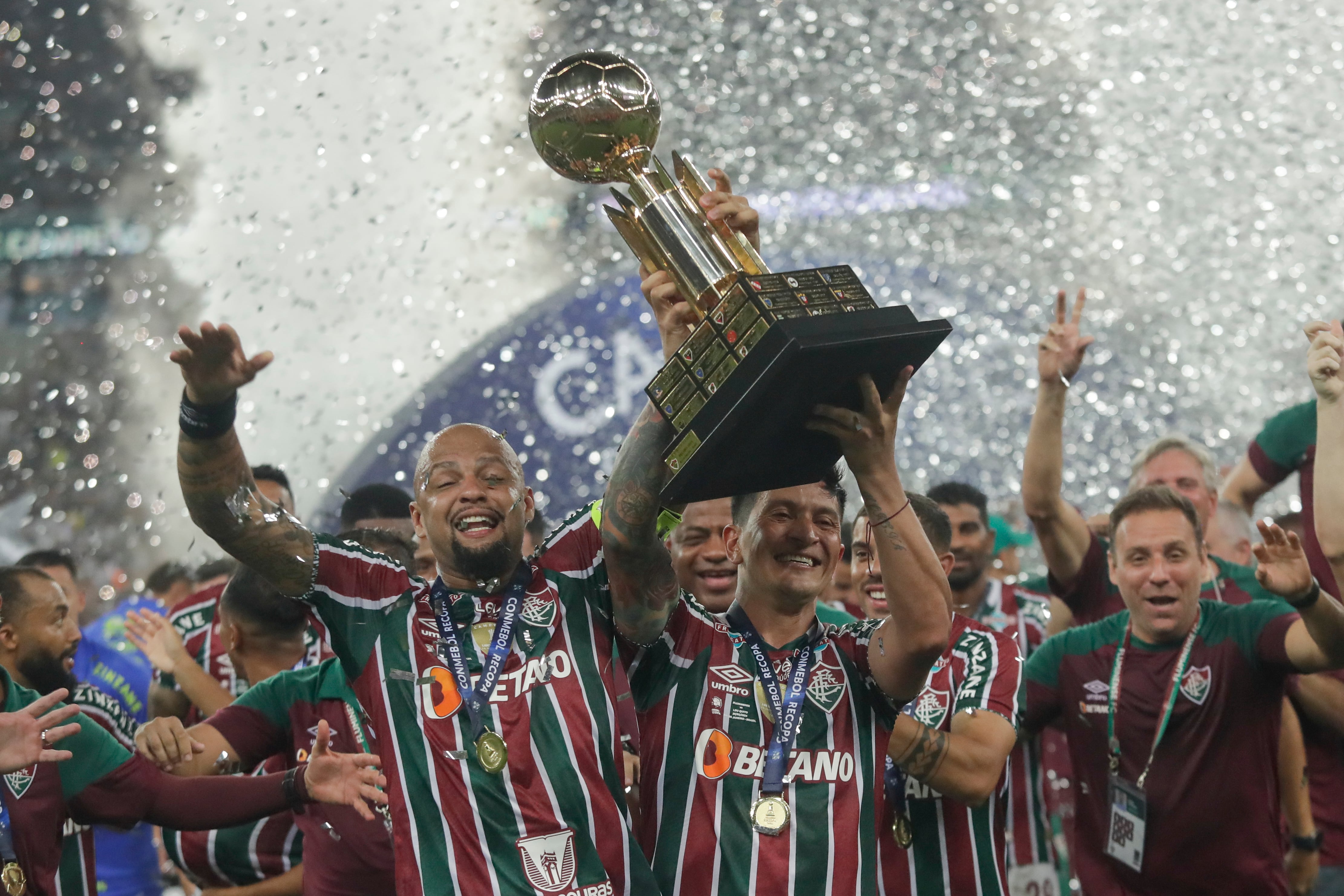 Germán Cano (centro) y Felipe Melo, de Fluminense, alzan el trofeo de la Recopa Sudamericana, luego de vencer a Liga Deportiva Universitaria en el Maracaná, el jueves 29 de febrero de 2024 (AP Foto/Bruna Prado)