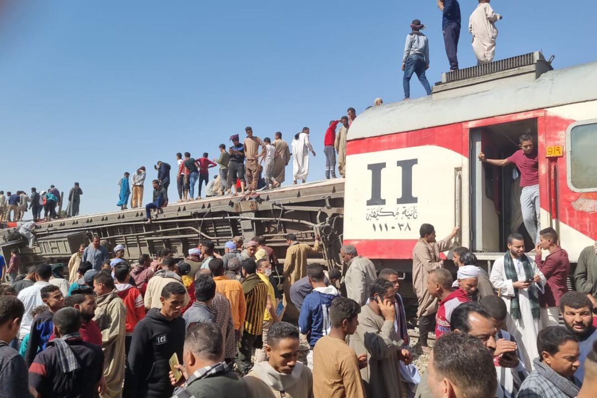 Egipto: al menos 32 muertos y 91 heridos por el choque de dos trenes