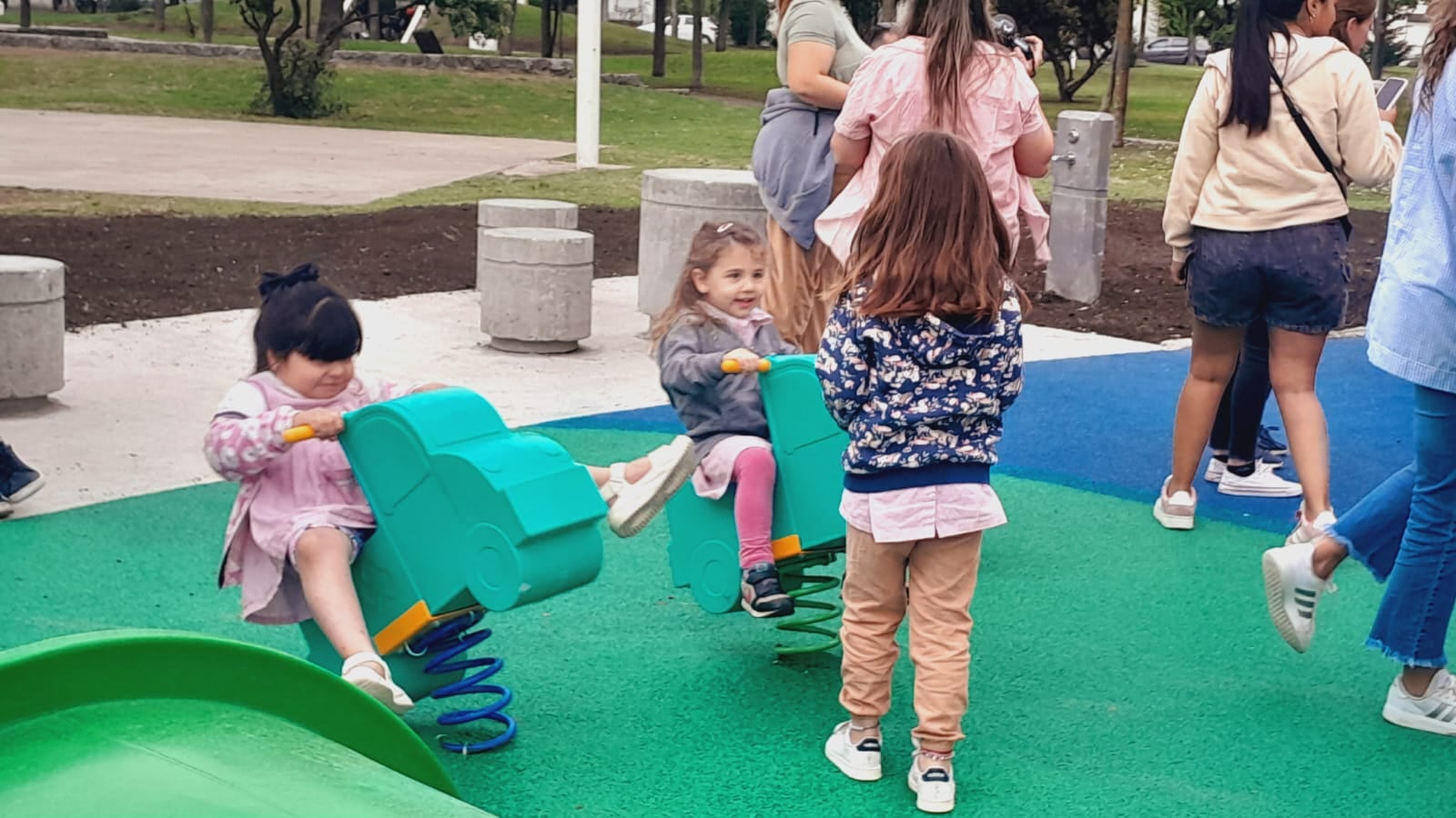 Se inauguró el nuevo sector de juegos en la Plaza Francia