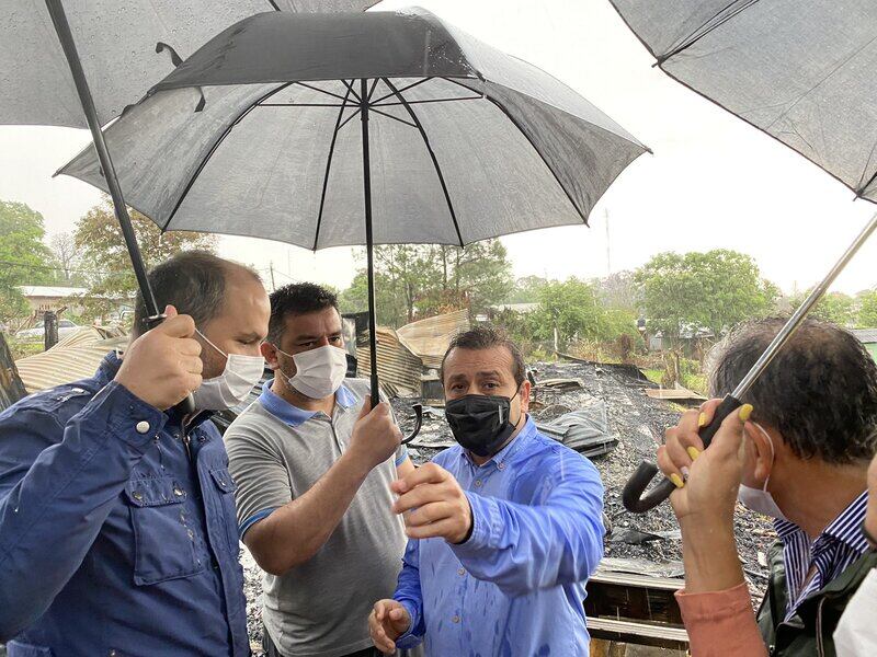 San Antonio: el gobernador Ahuad recorrió la zona de la Escuela Especial N°52 que se incendió totalmente.