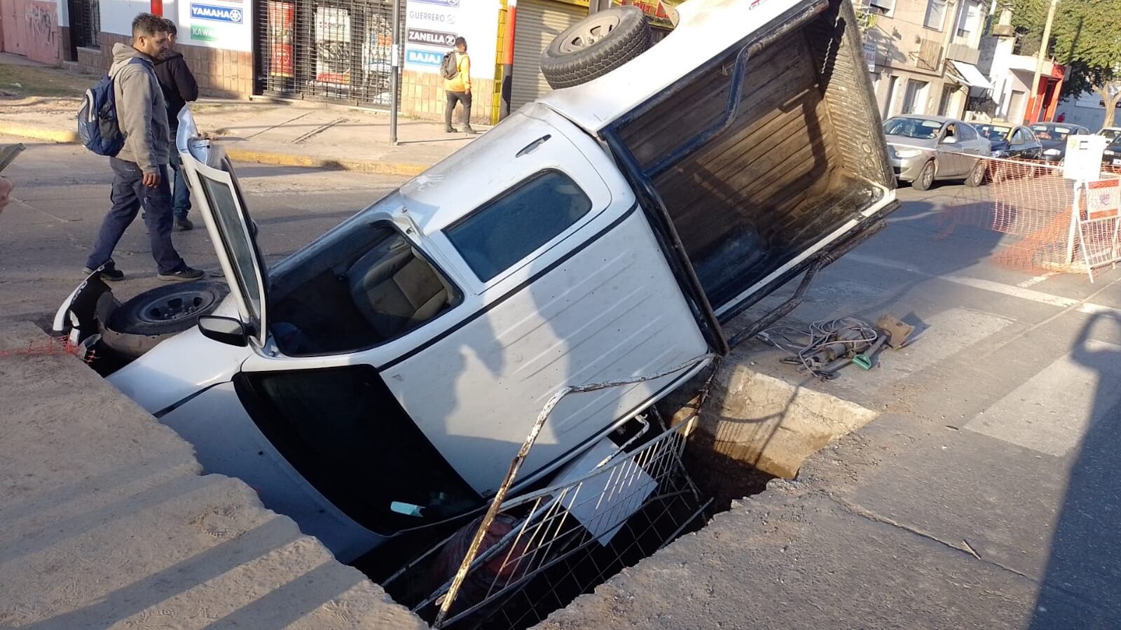 Así quedó la camioneta que cayó dentro de un pozo de Aguas Santafesinas en Rosario.