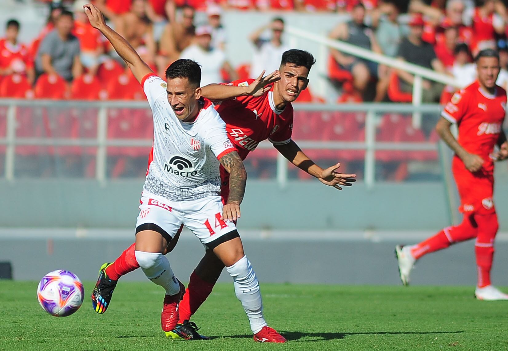 Nicolás Linares, volante de Instituto, en el partido ante Independiente, por la Liga Profesional. (Fotobaires)