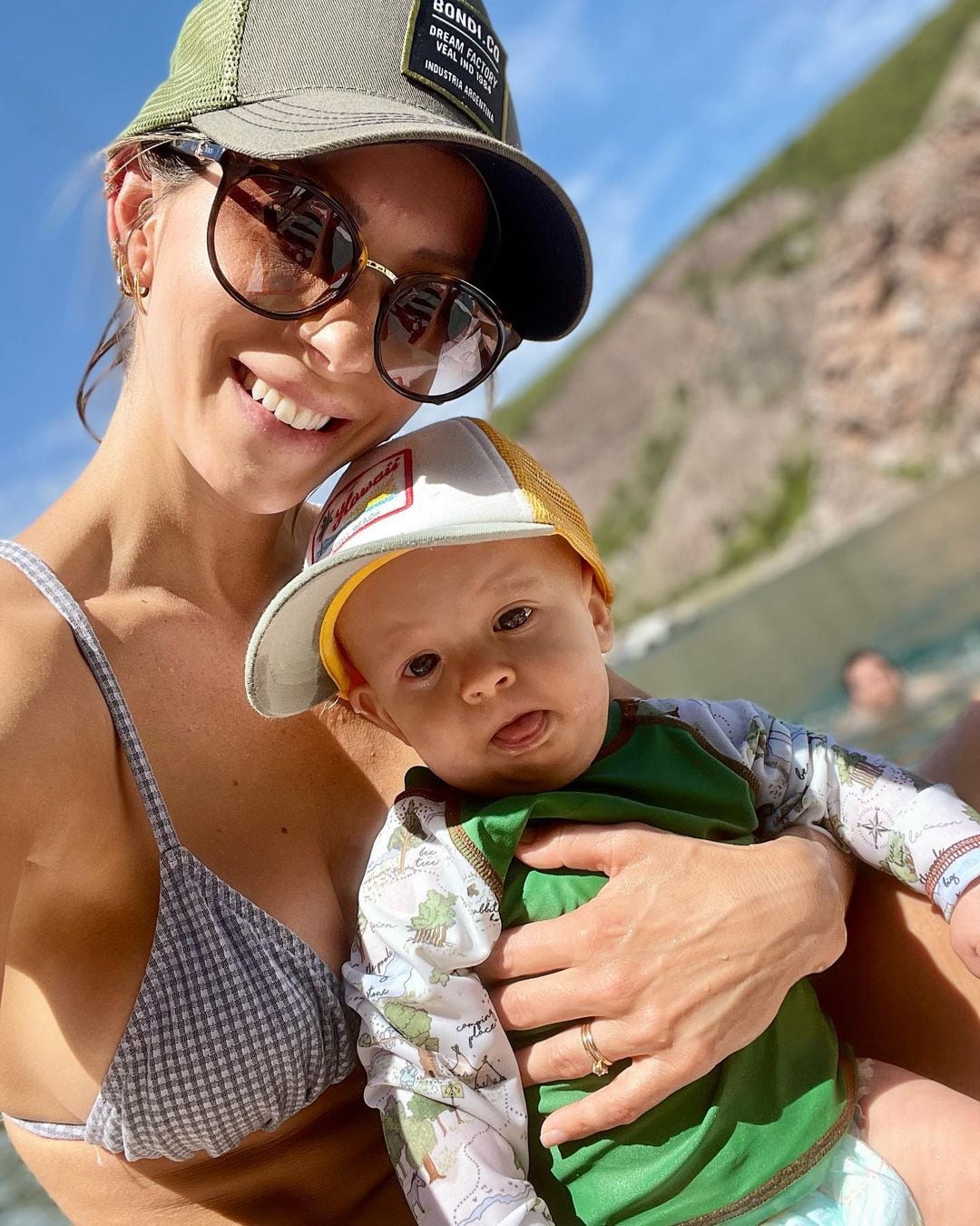 Noelia Marzol y su hijo Donatello Arias.