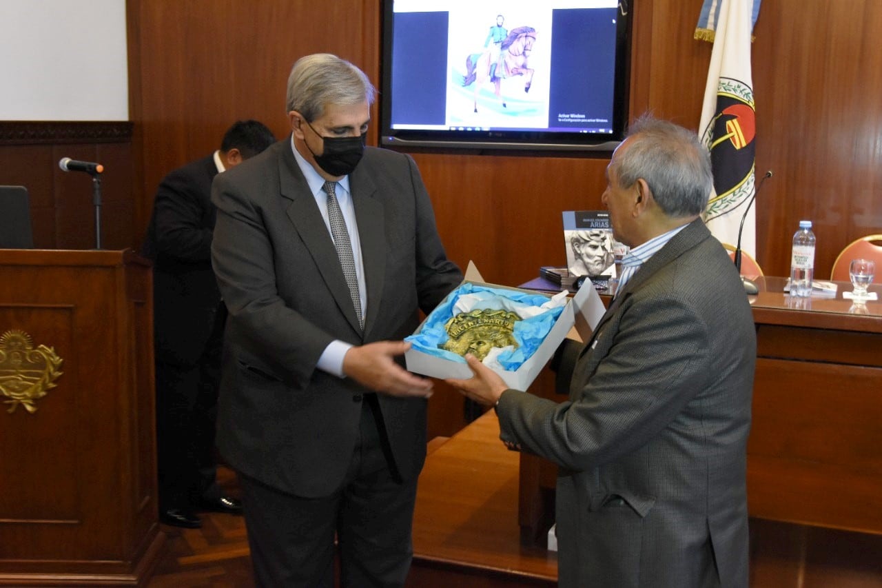 El presidente del Instituto de Estudios Históricos "Gral. Manuel Eduardo Arias", Isidoro Cruz, entrega al vicegobernador Haquim una escultura que recuerda al prócer humahuaqueño.