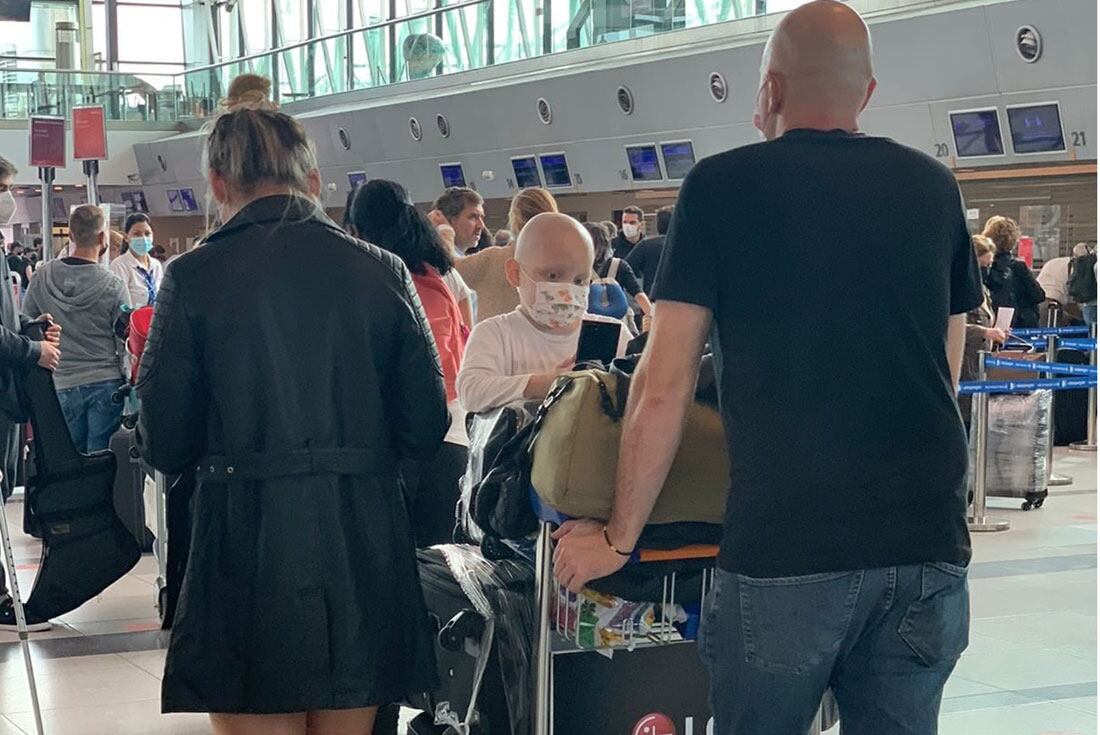 Aeropuerto. Kevin y su familia viajan a Barcelona. El nene será atendido en una hospital español (Instagram).