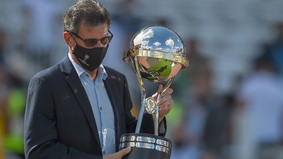 El gran Mario Kempes entró portando el trofeo en el estadio que lleva su nombre.